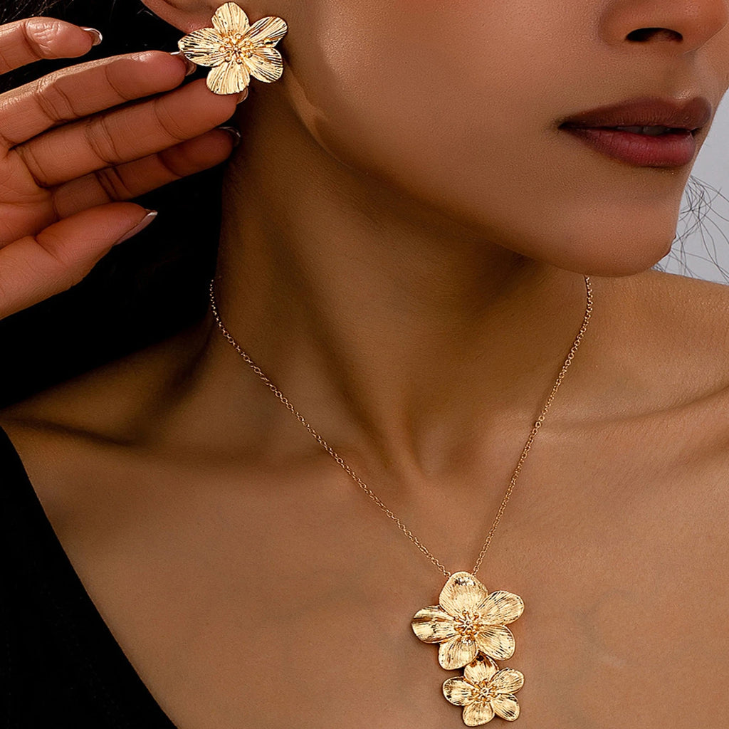 A Set of Women's Jewelry Set, Flower Necklace, Earrings, Simple Set, Suitable for Daily Wear and Gift Giving